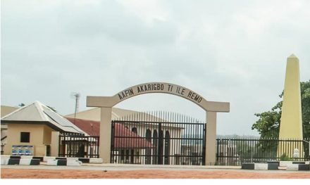 Front gate of palace Akarigbo, Sagamu